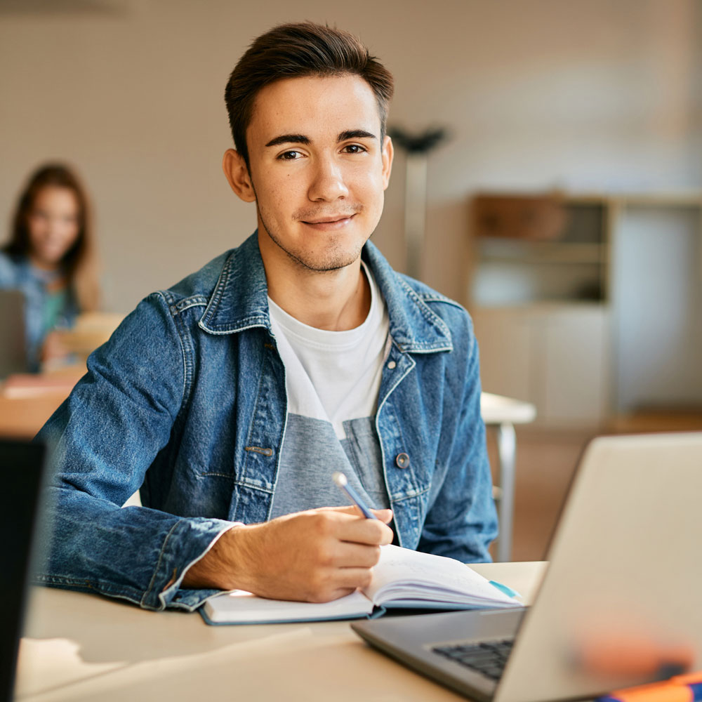 Teenage student works through online course.